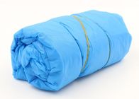 病院の使い捨て可能な外科は非編まれたシーツの柔らかいベッドカバーをおおう
